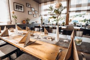 a long wooden table in a restaurant with chairs at Frankenstube in Eichelsdorf