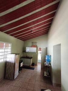 a room with a kitchen with a wooden ceiling at Chácara Angola in Andradas