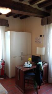 a room with a desk with a computer on it at Corte Degli Estensi in Formigine