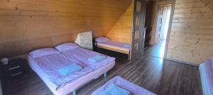 an overhead view of a room with a bed and bench at Dom wakacyjny nad jeziorem - Willa Mira in Zarzecze