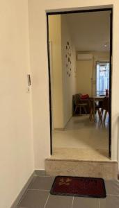 a hallway with a door leading to a dining room at La casa dei desideri in Pizzo