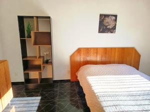 a bedroom with a bed and a book shelf at Apartemento Grande Hohenau Centro in Hohenau