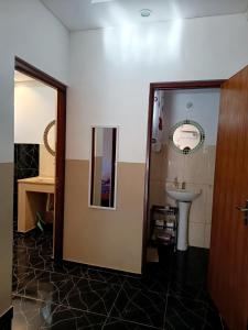 a bathroom with a sink and a mirror at Apartemento Grande Hohenau Centro in Hohenau