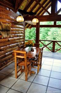 a wooden table and two chairs in a cabin at Cabañas Las Maras in Villa La Angostura