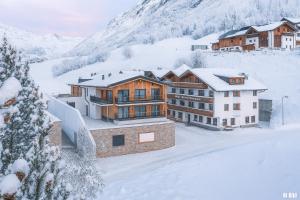 Eine Luftaufnahme eines Gebäudes im Schnee in der Unterkunft Die Sabine & dein Hotel in Galtür in Galtür