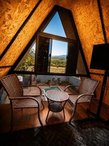 a room with a table and chairs and a window at Chalé Boa Vista in Duque de Caxias