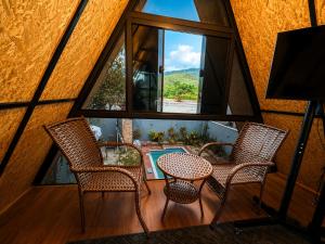 a room with a table and chairs and a window at Chalé Boa Vista in Duque de Caxias