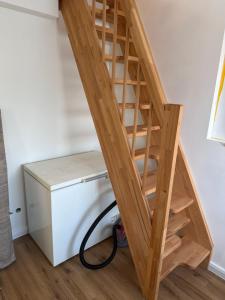 Eine Leiter führt hinauf zu einem Zimmer mit einem Schreibtisch in der Unterkunft Schmidt Pension in Karstädt