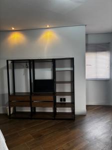 a room with a book shelf and a window at Fully equipped house - 7 guests in Petrolina