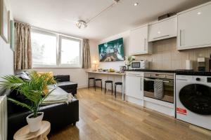 a kitchen and living room with a couch and a table at Central 1BR Flat Full Kitchen & Washing Machine in Andover