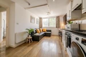 a living room with a couch and a kitchen at Central 1BR Flat Full Kitchen & Washing Machine in Andover