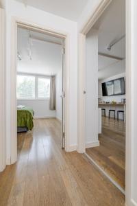 an open bedroom with a bed and a dining room at Central 1BR Flat Full Kitchen & Washing Machine in Andover