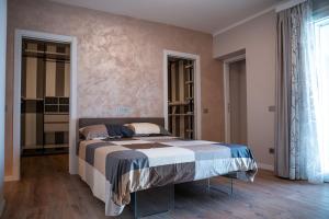 a bedroom with a bed in a room at Entire house for couple with exclusive pool in Monsanto