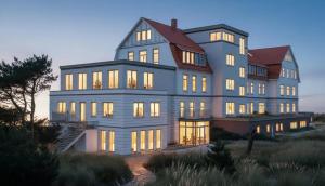 a large house with its lights on at Haus Meeresstern in Wangerooge