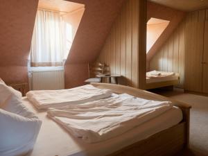 two white beds in a room with a window at Gutsweinschänke & Pension Müllers in Kröv