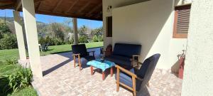 a patio with chairs and a table in a house at Cálida Casa con amplio espacio verde en Raco in Raco