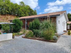a garden in front of a house at Villa proche plage pour 3 pers in Vielle-Saint-Girons