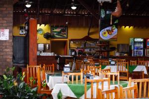 a dining room with tables and chairs in a restaurant at Hotel El Bambu in Sarapiquí