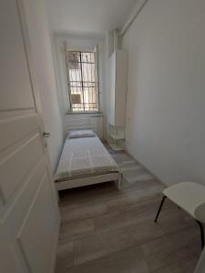 a room with a bed in a room with a window at Appartamento viktor in Cislago