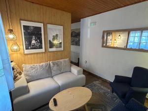ein Wohnzimmer mit Sofa und Tisch in der Unterkunft Hotel Els Puis in Esterri d'Àneu