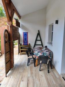 a dining room with a table and chairs in a room at Villa proche plage pour 3 pers in Vielle-Saint-Girons