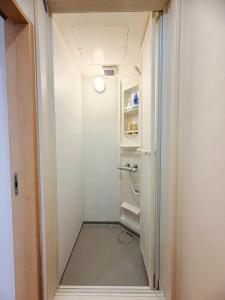 a small hallway with a refrigerator in a room at 刻宿Toki Stay Ueno in Tokyo
