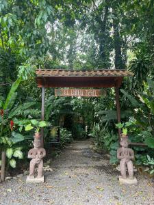 a sign that says the eternal trail in a garden at Hotel El Bambu in Sarapiquí