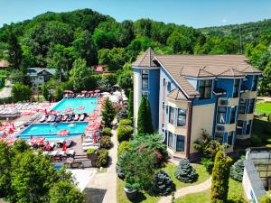an overhead view of a pool at a resort at Hotel Baia Rosie Resort in Slănic