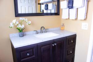 a bathroom with a sink and a mirror at Carmel Wayfarer Inn in Carmel +31 photos