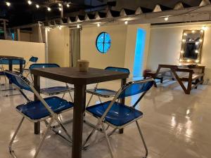 a table and chairs in a room with a clock at Hostel Casa 8 in Rio de Janeiro