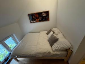 a bed sitting in a corner of a room at Jade Villa an der Nordsee in Jaderaltendeich