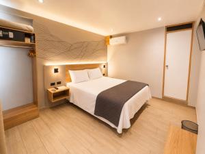 ein Schlafzimmer mit einem großen Bett in einem Zimmer in der Unterkunft Senoma Hotel - Adults only in Ica