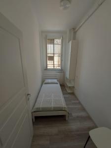 a room with a bed in a room with a window at Appartamento viktor in Cislago