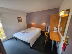 a hotel room with a bed and a desk at HAVANA Hôtel in Sens