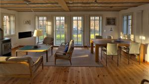 a living room with a dining room table and chairs at Alte Gärtnerei in Päwesin