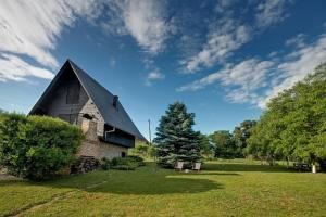 an old barn in a field with a blue sky at Podroom LauMarYvo in Dugo Selo
