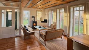 a living room with chairs and a table at Alte Gärtnerei in Päwesin