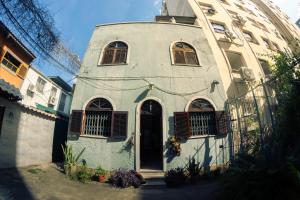 a blue building with a round turret at Hostel Casa 8 in Rio de Janeiro