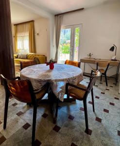ein Wohnzimmer mit Tisch, Stühlen und Sofa in der Unterkunft Apartments Gassner in Split