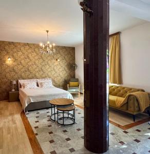 ein Schlafzimmer mit einem Bett, einer Couch und einem Tisch in der Unterkunft Apartments Gassner in Split