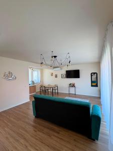 a living room with a couch and a dining room at Casuta Vacanta Sadu in Cisnădie +15 photos