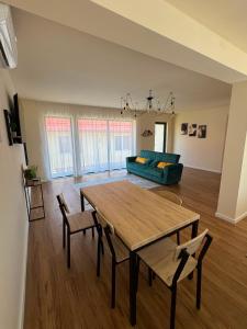 a living room with a table and chairs and a couch at Casuta Vacanta Sadu in Cisnădie