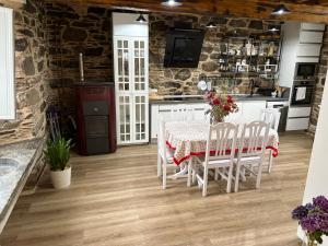 a kitchen and dining room with a table and chairs at Casa con piscina in Cedeira