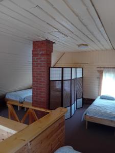ein Zimmer mit zwei Betten und einem Fenster in der Unterkunft Pirgu forell in Rapla