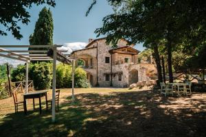 a house with a table and chairs in front of it at Borgo Majella by Rentbeat in Abbateggio