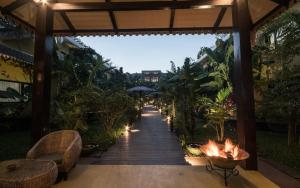 Aed väljaspool majutusasutust Thanakha Inle Hotel