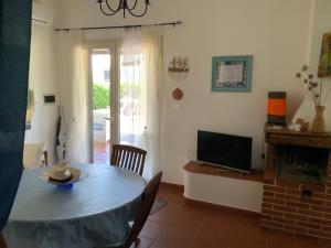a dining room with a table and a television at Botrus Divin Casa in Brindisi