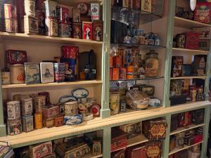 a room filled with shelves filled with lots of differentiatesiatesiatesiatesiatesiates at Hanzestadslogement "De Leeuw", logies in het centrum van Deventer in Deventer