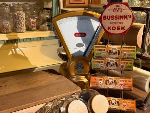 a display in a store with a sign and some food at Hanzestadslogement "De Leeuw", logies in het centrum van Deventer in Deventer +94 photos