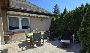 a patio with a table and chairs in front of a house at Ferienwohnung Helena in Markkleeberg